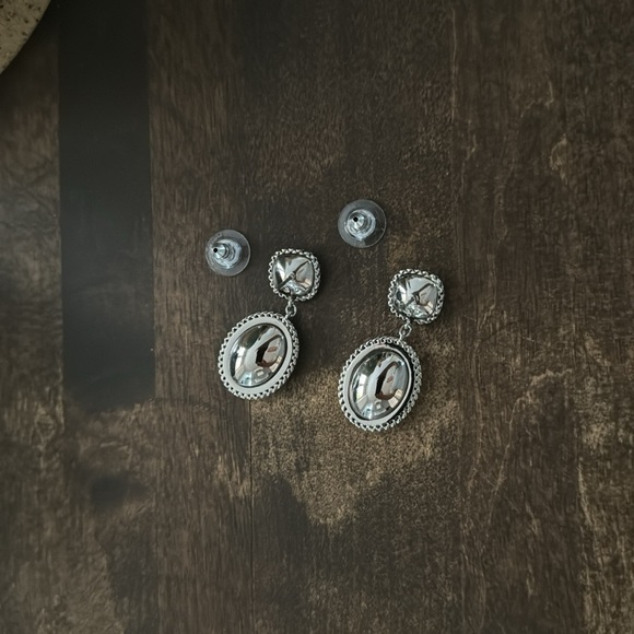 Swarovski Earrings ⭐️HP⭐️ - Picture 8 of 10